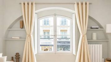 Signature Apartment, City View | Living area