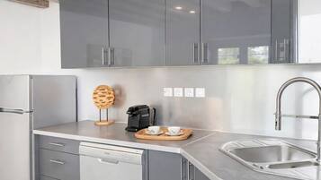 Apartamento com design assinado, vista para a cidade | Cozinha privada | Máquina de café expresso, chaleira elétrica, torradeira, freezer
