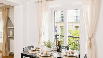 Signature Apartment, City View | Living area