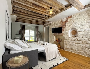 Appartement Signature, vue ville | Coin séjour | TV connectée de 80 cm avec chaînes numériques