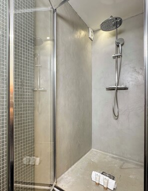 Appartement Signature, vue ville | Salle de bain
