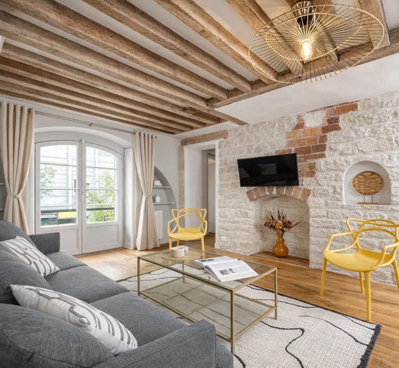 Apartamento com design assinado, vista para a cidade | Área de estar | Smart TV 80 cm com canais digitais