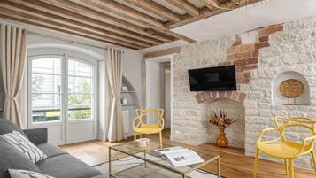 Apartamento com design assinado, vista para a cidade | Área de estar | Smart TV 80 cm com canais digitais