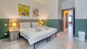 3 Schlafzimmer, Schreibtisch, Bügeleisen/Bügelbrett, Reisekinderbett