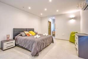 2 bedrooms, desk, iron/ironing board, travel cot - 2BR Penthouse with views overlooking Pietà Marina! (Pietà)