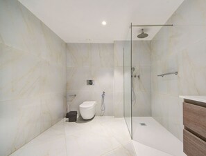 Sèche-cheveux, serviettes fournies