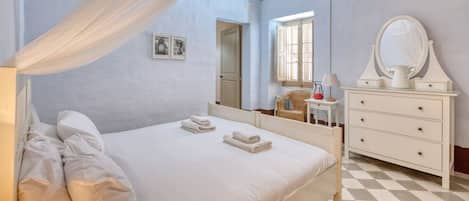 2 habitaciones, escritorio, tabla de planchar con plancha y wifi