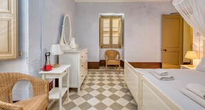 2 bedrooms, desk, iron/ironing board, WiFi - The Delimara Lighthouse - A Unique, cultural stay (Marsaxlokk)