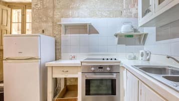 Kühlschrank, Ofen, Herdplatte, Wasserkocher mit Kaffee-/Teezubehör