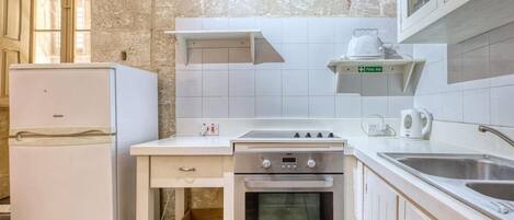 Réfrigérateur, four, plaque de cuisson, cafetiÚre/bouilloire