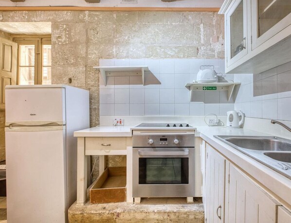 Fridge, oven, stovetop, coffee/tea maker - The Delimara Lighthouse - A Unique, cultural stay (Marsaxlokk)