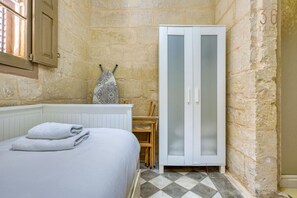 2 bedrooms, desk, iron/ironing board, WiFi