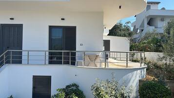 Standard Studio, Balcony, Garden View | Balcony