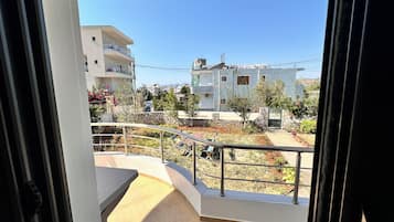 Estudio estándar, balcón, vista al jardín | Balcón