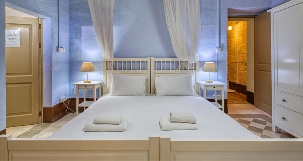 1 bedroom, desk, WiFi, bed sheets