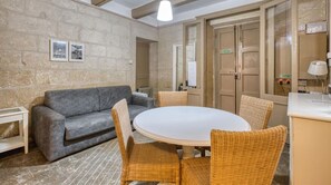 Interior - The Delimara Lighthouse - A Unique, cultural stay (Marsaxlokk)