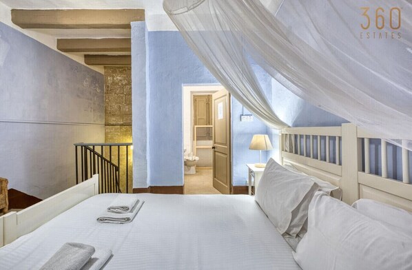 1 bedroom, desk, WiFi, bed sheets