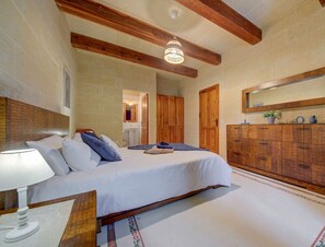 4 Schlafzimmer, Schreibtisch, Bügeleisen/Bügelbrett, kostenloses WLAN