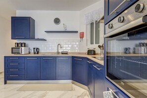 Refrigerador, microondas, horno y lavavajillas 