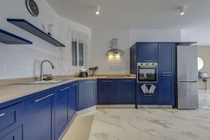 Kühlschrank, Mikrowelle, Ofen, Geschirrspüler