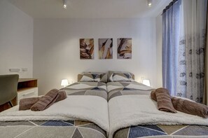 3 bedrooms, desk, WiFi, bed sheets
