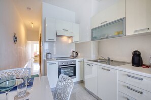 ثلاجة، فرن، موقد طهي مسطح، محمصة خبز