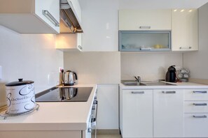 ثلاجة، فرن، موقد طهي مسطح، محمصة خبز