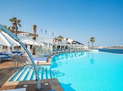 Modern 3BR Maisonette in Qawra,Steps from the Sea!