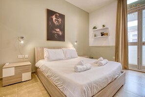 2 habitaciones, escritorio y tabla de planchar con plancha 