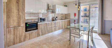 Jääkaappi, mikroaaltouuni, liesi, kahvin-/teenkeitin