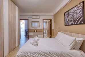 2 bedrooms, desk, WiFi