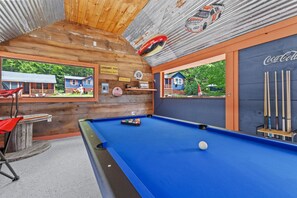 Game room - Cottage in Alton Bay – Sleeps 4, Pool, Trails & More! (Alton)