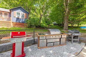 Terrace/patio - Cottage in Alton Bay – Sleeps 4, Pool, Trails & More! (Alton)
