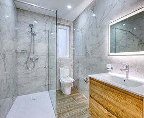 Hair dryer, towels - Modern 3BR Apt with Rooftop Pool Access, Mellieha (Mellieħa)