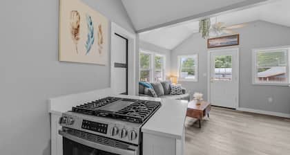 Newly Renovated Cottage 8 Main Street Alton Bay!