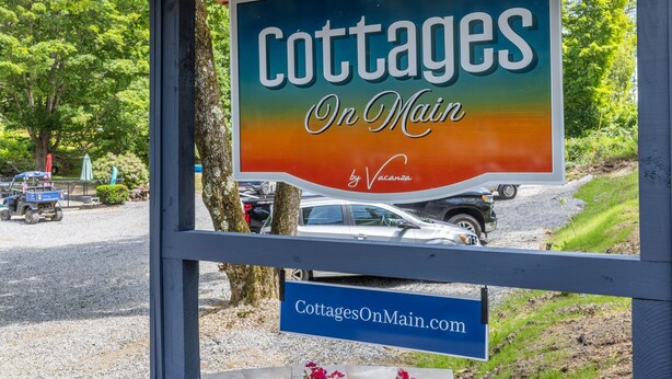 Naamplaatje voor Cottages on Main, gelegen aan 324 Main Street, met website CottagesOnMain.com.