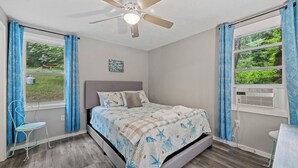 2 slaapkamers, een strijkplank/strijkijzer, gratis wifi, beddengoed