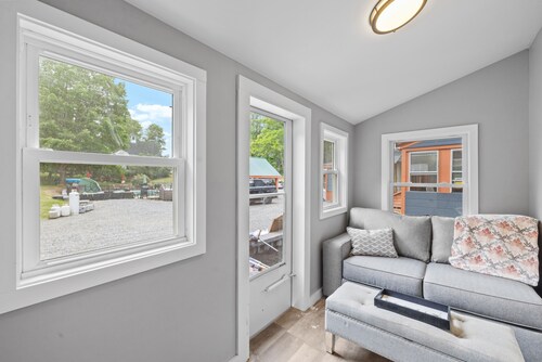 Charming Alton Bay Getaway – 1BR Cottage, Pool Access & Walk to Lake