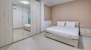 3 bedrooms, desk, WiFi