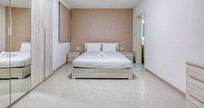 3 室のベッドルーム、デスク、WiFi