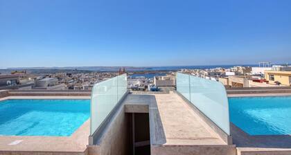 Modern 3BR home with Roof Pool & Incredible Views!