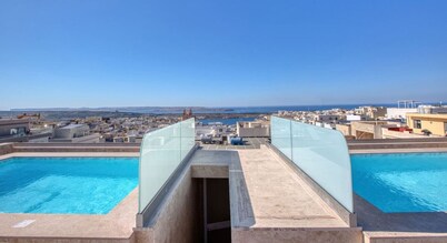 Modern 3BR home with Roof Pool & Incredible Views!
