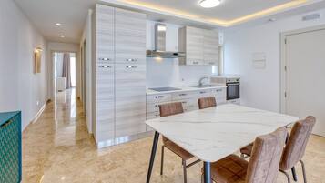 Kühlschrank, Mikrowelle, Ofen, Herdplatte