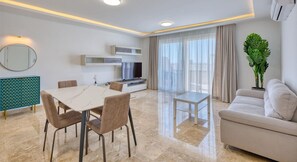 TV - Beautiful 2BR Penthouse with w/Pool Access & WIFI (Mellieħa)