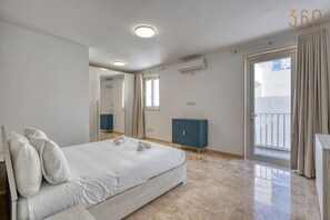 2 bedrooms, desk, iron/ironing board, WiFi