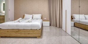 3 bedrooms, desk, iron/ironing board, WiFi