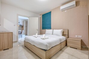 Een bureau, een strijkplank/strijkijzer, wifi, beddengoed