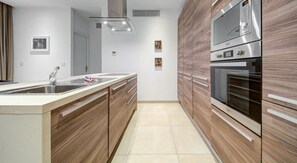 Een koelkast, een microgolfoven, een oven, een kookplaat