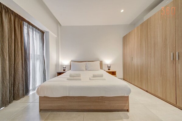 Escritorio, tabla de planchar con plancha, cuna de viaje y wifi 