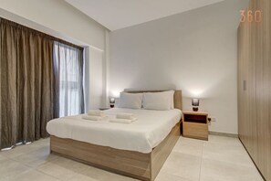 1 slaapkamer, een bureau, een strijkplank/strijkijzer, wifi